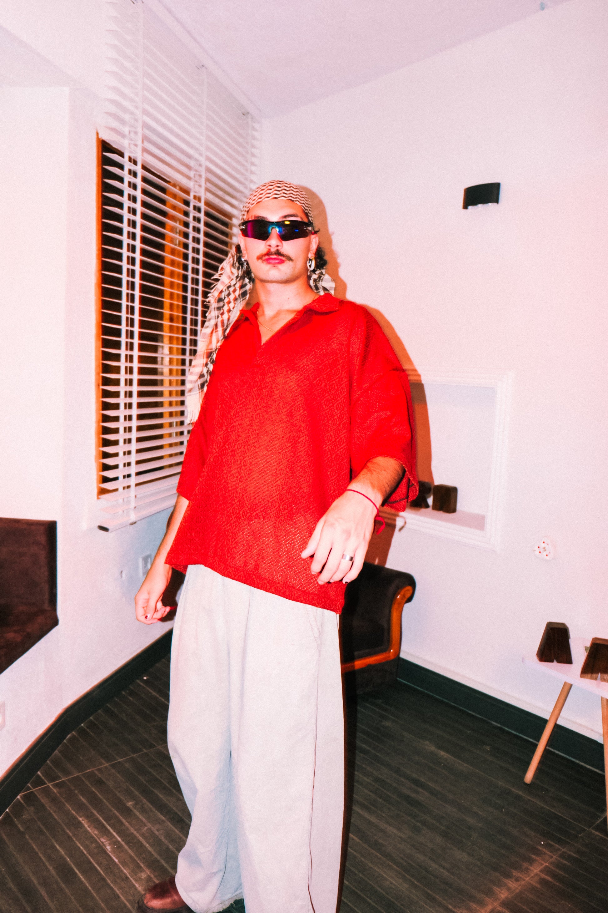 Kahverengi küçük delikli, yan yakalı mutlu tişört. - melongeneCo