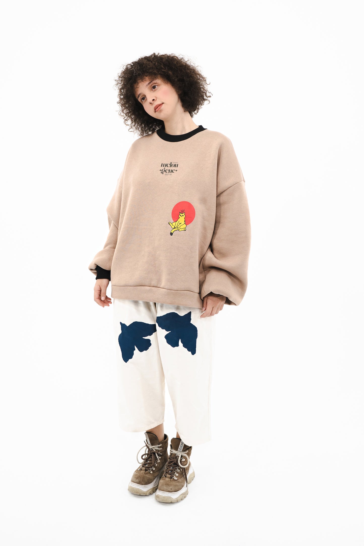 Bi kedi varmış dünyadan şok sıkılmış / oversize tasarım siyah bej sweatshirt