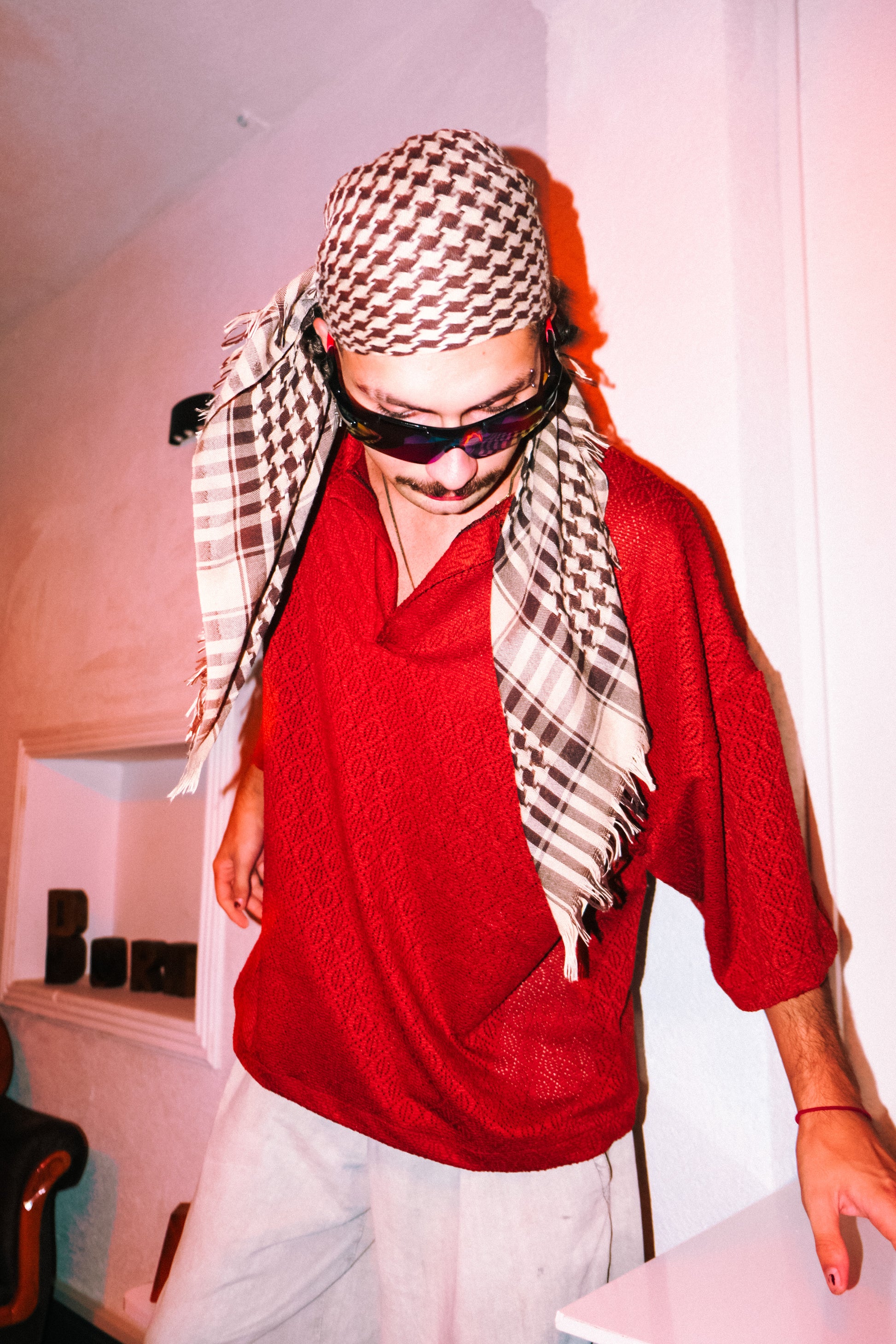 Kahverengi küçük delikli, yan yakalı mutlu tişört. - melongeneCo