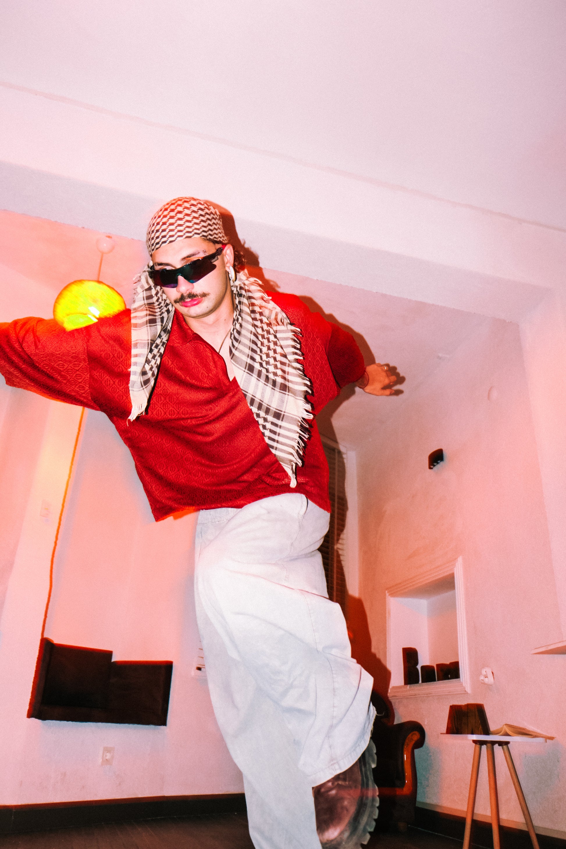 Kahverengi küçük delikli, yan yakalı mutlu tişört. - melongeneCo