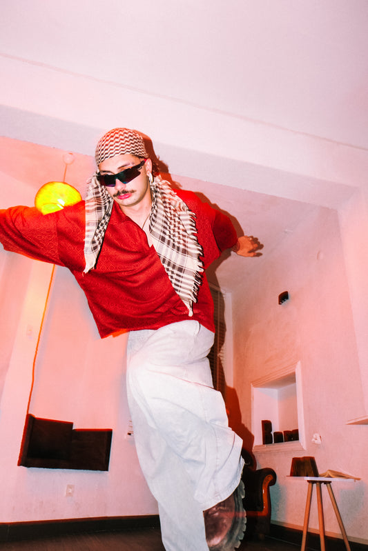 Kahverengi küçük delikli, yan yakalı mutlu tişört. - melongeneCo