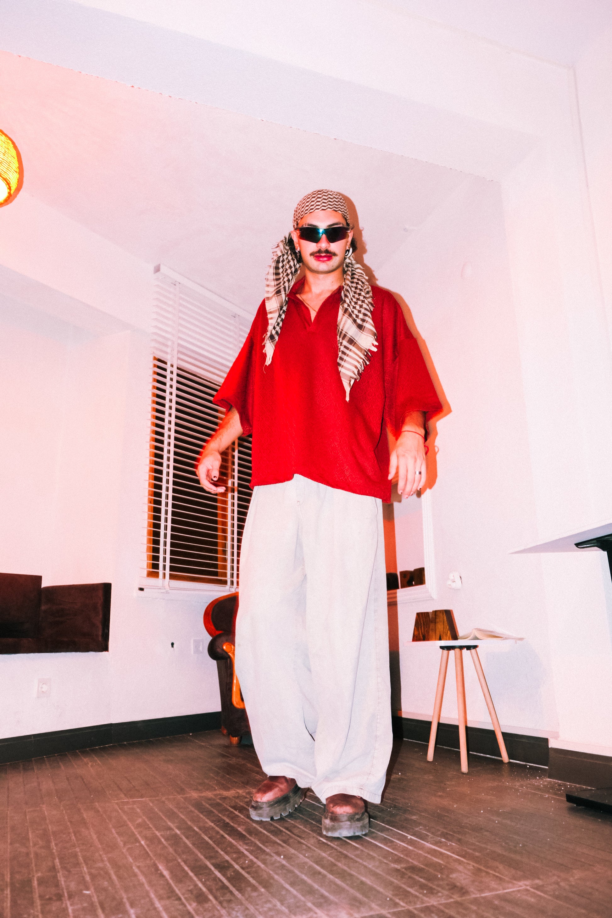 Kahverengi küçük delikli, yan yakalı mutlu tişört. - melongeneCo