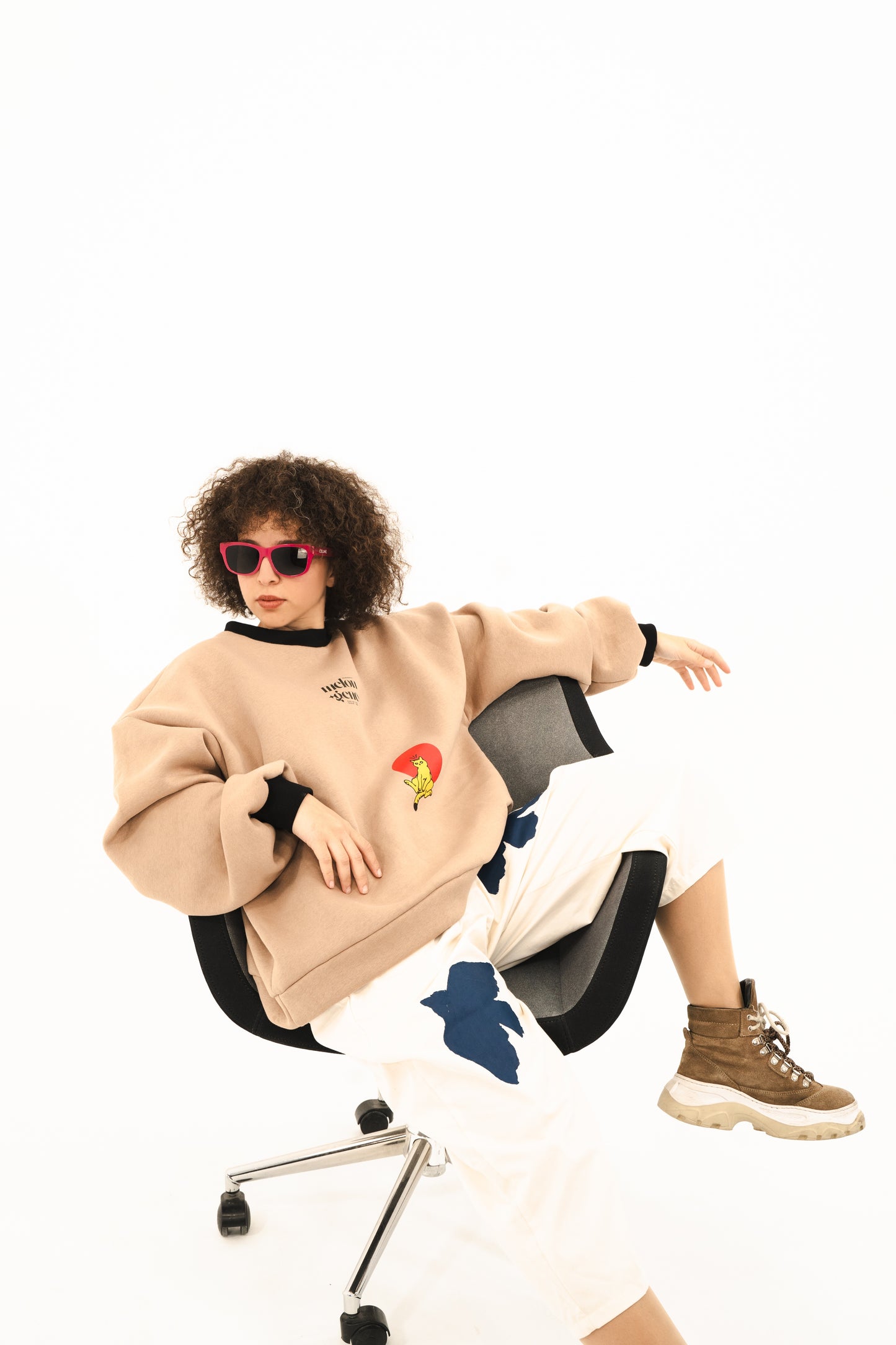 Bi kedi varmış dünyadan şok sıkılmış / oversize tasarım siyah bej sweatshirt