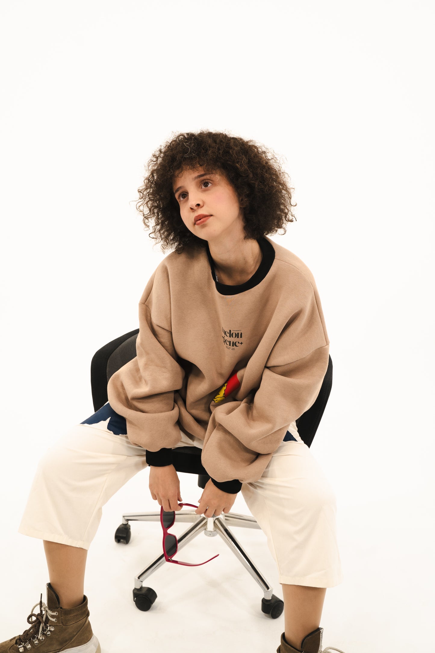 Bi kedi varmış dünyadan şok sıkılmış / oversize tasarım siyah bej sweatshirt