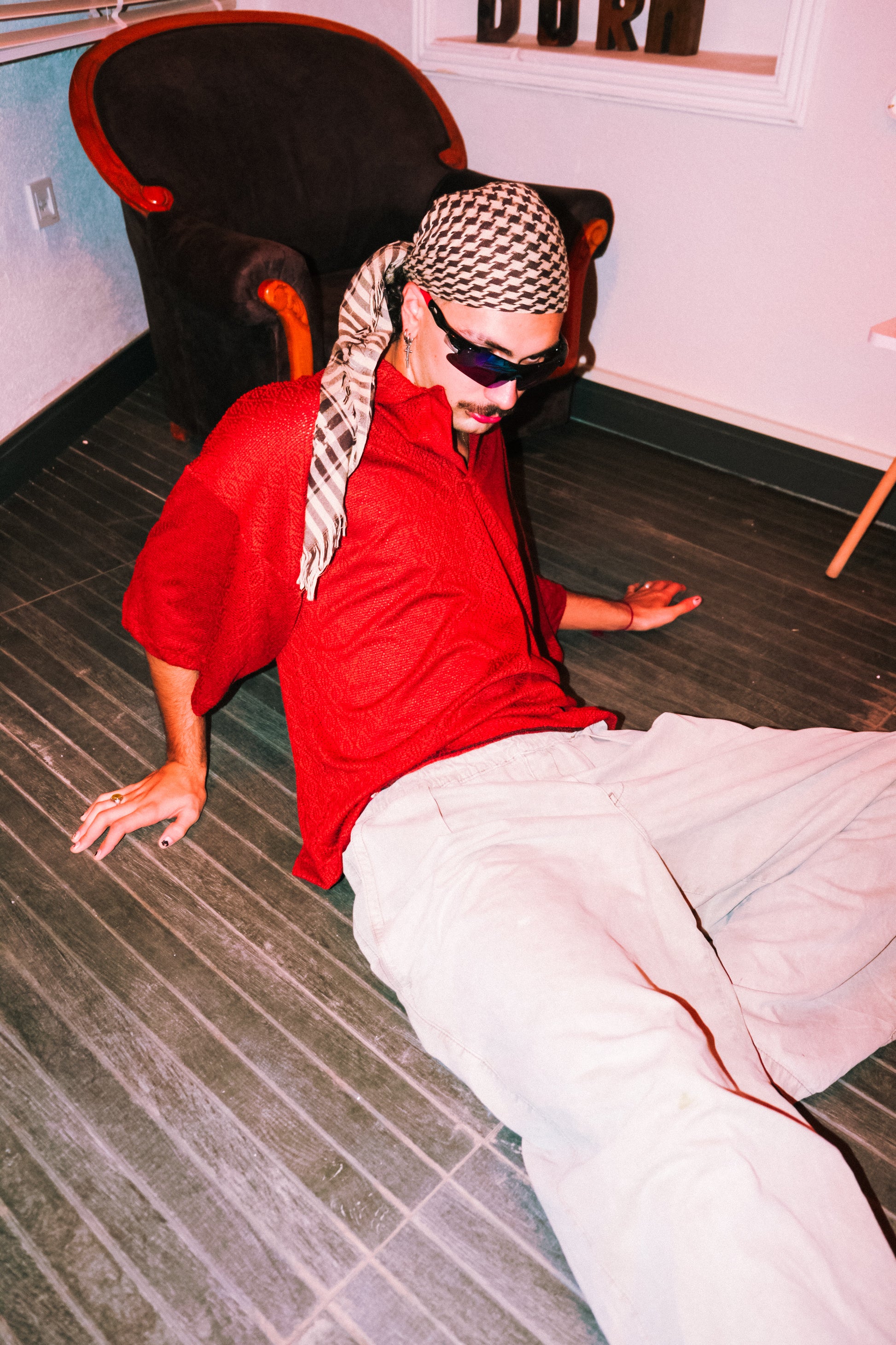 Kahverengi küçük delikli, yan yakalı mutlu tişört. - melongeneCo