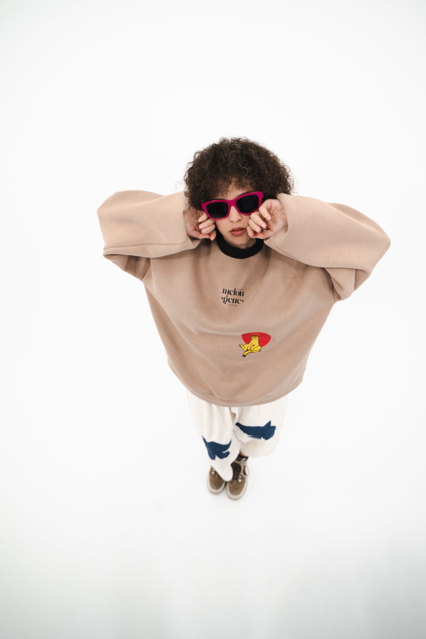 Bi kedi varmış dünyadan şok sıkılmış / oversize tasarım siyah bej sweatshirt