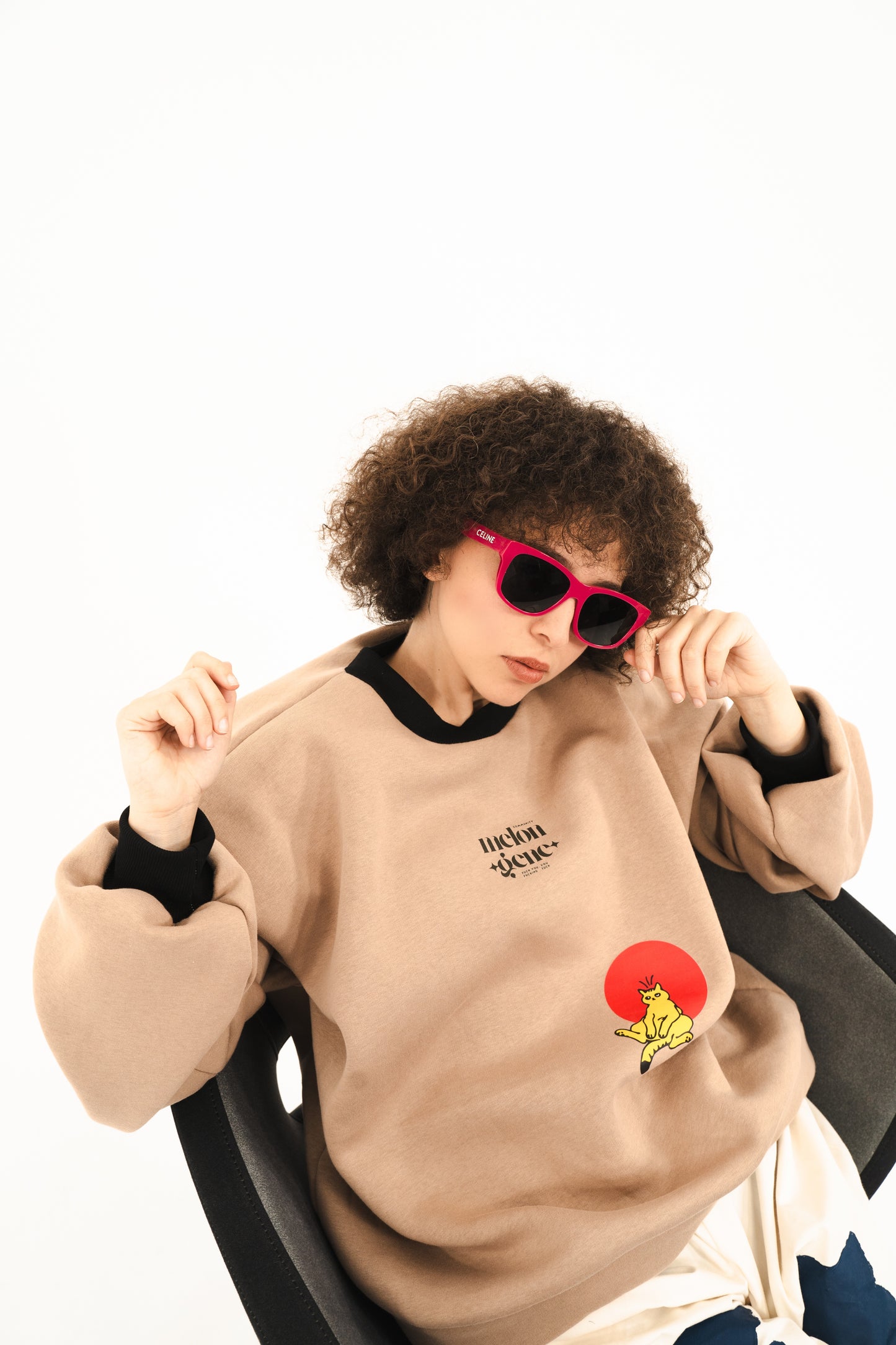 Bi kedi varmış dünyadan şok sıkılmış / oversize tasarım siyah bej sweatshirt