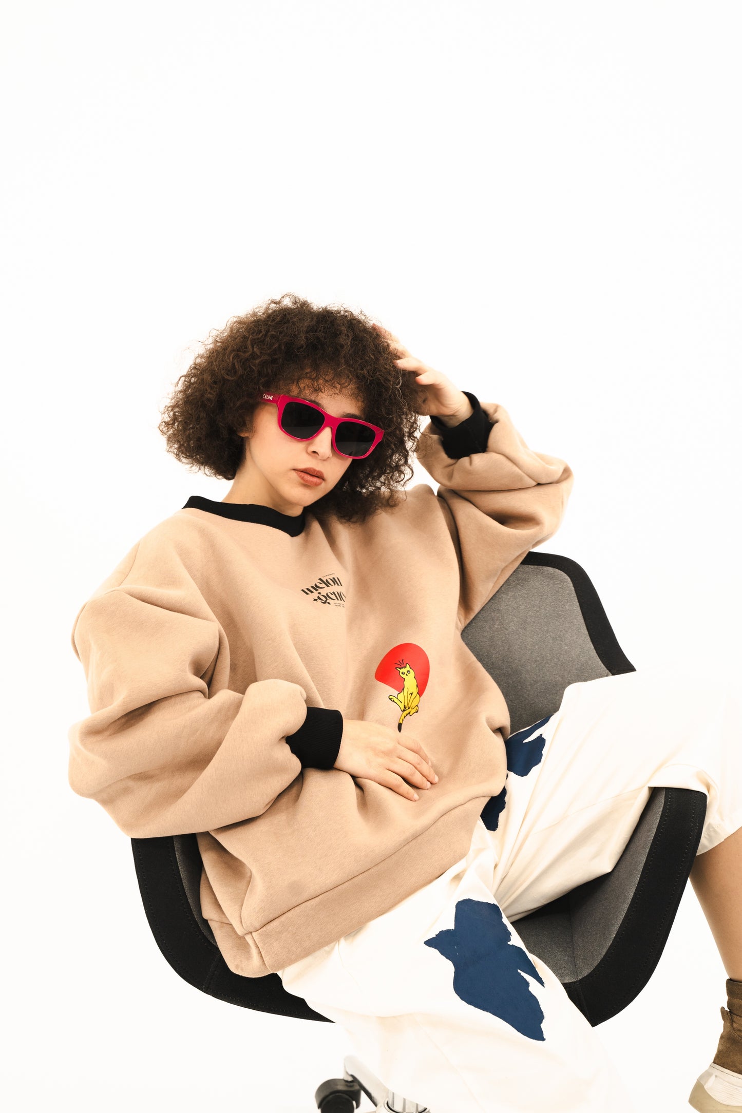 Bi kedi varmış dünyadan şok sıkılmış / oversize tasarım siyah bej sweatshirt