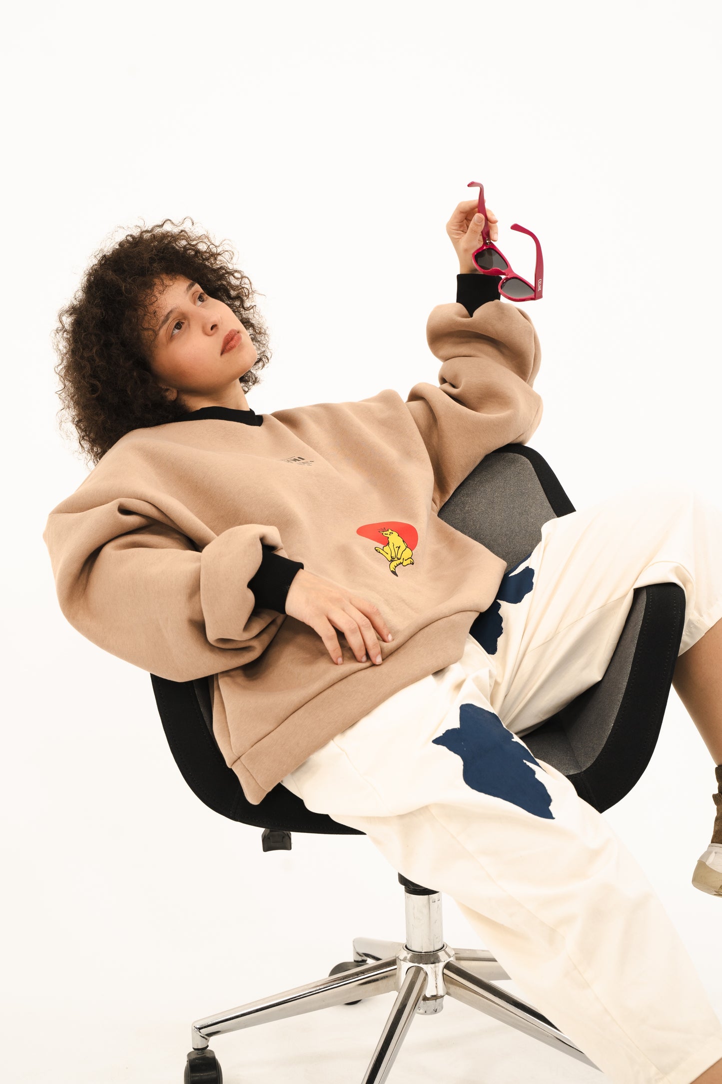 Bi kedi varmış dünyadan şok sıkılmış / oversize tasarım siyah bej sweatshirt