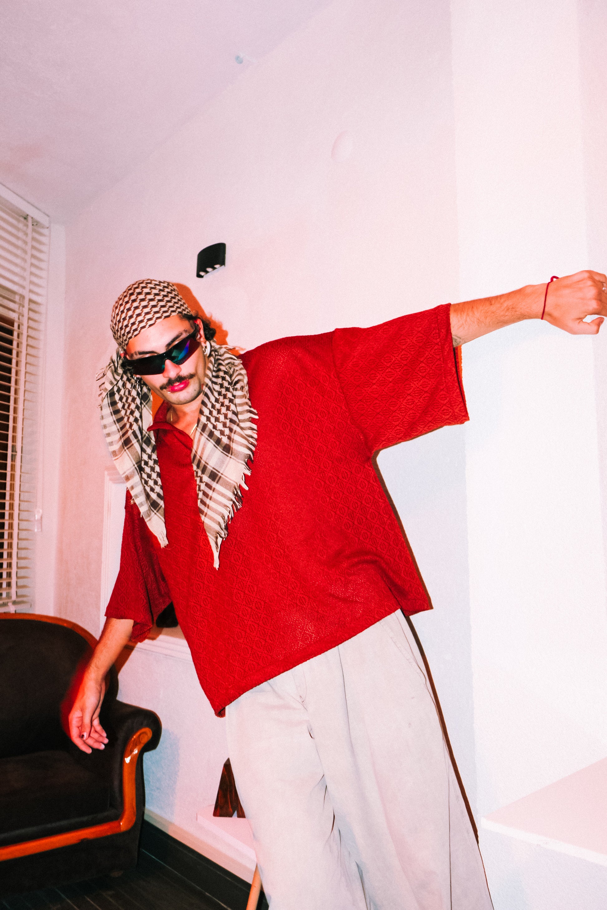 Kahverengi küçük delikli, yan yakalı mutlu tişört. - melongeneCo