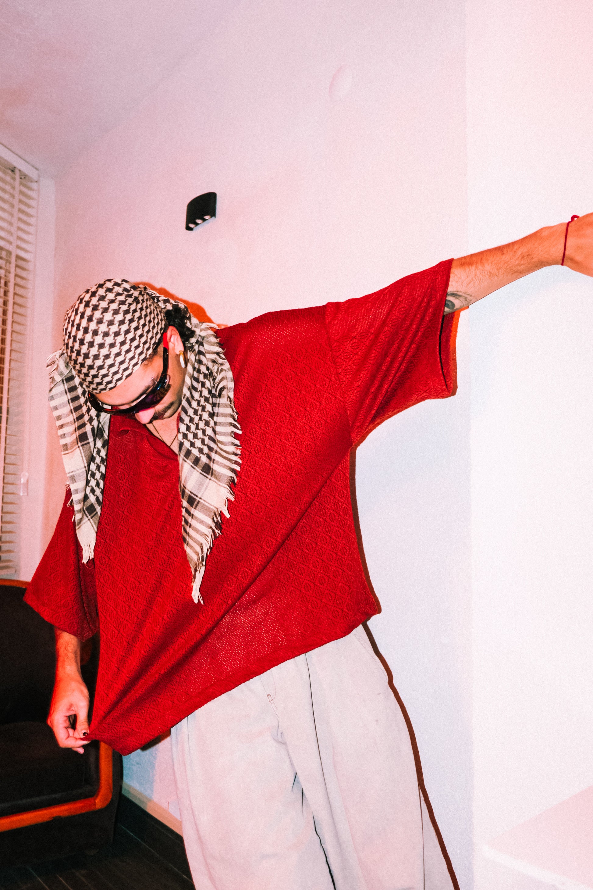 Kahverengi küçük delikli, yan yakalı mutlu tişört. - melongeneCo