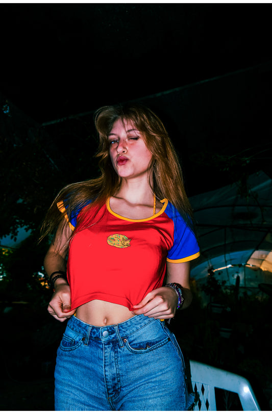 Göğsümde kedi uyuyo, kırmızı mavi slim fit desenli crop retro tasarım tişört - melongeneCo