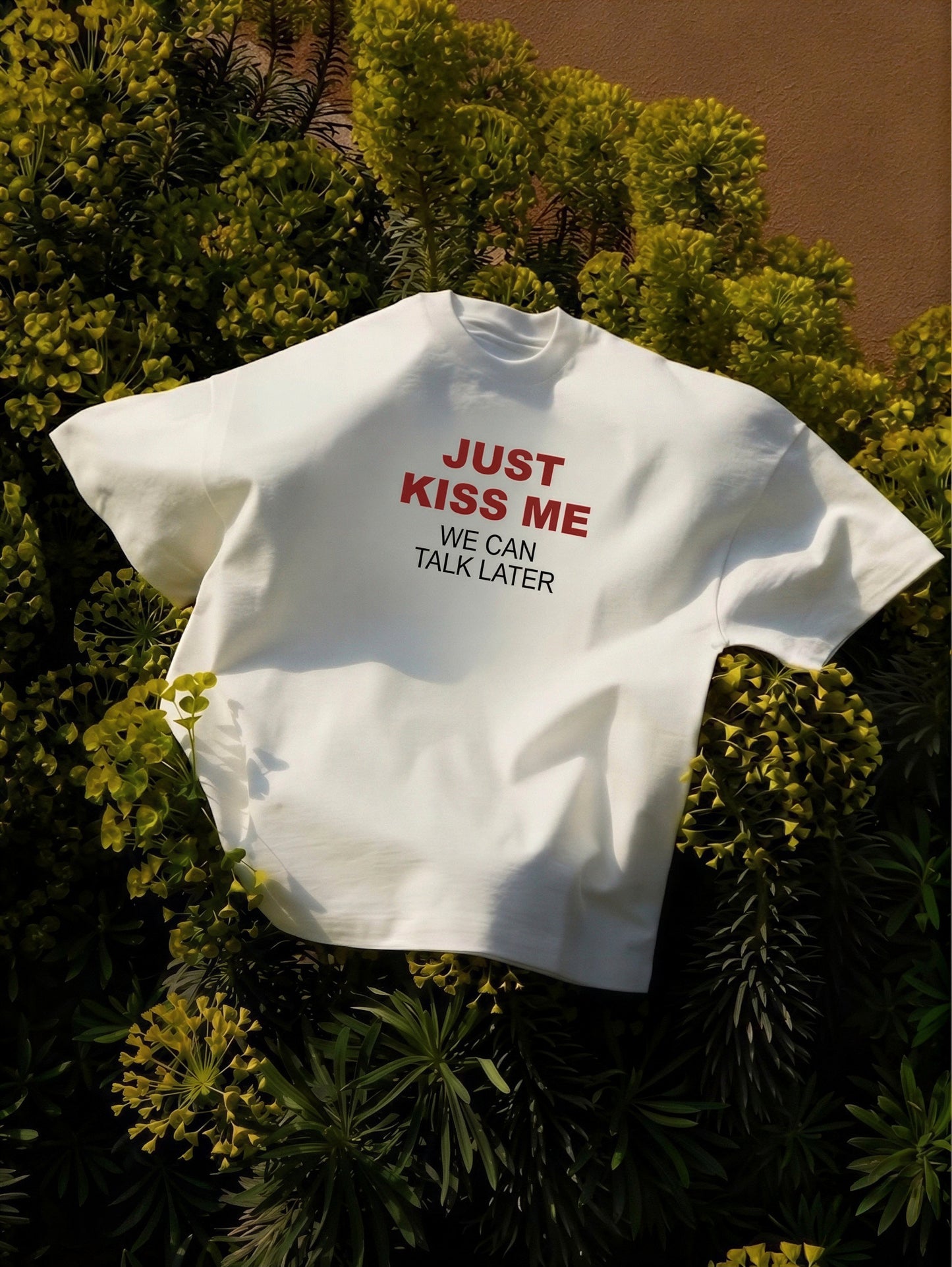 Just kiss me we talk later oversize beyaz tişört - melongeneCo