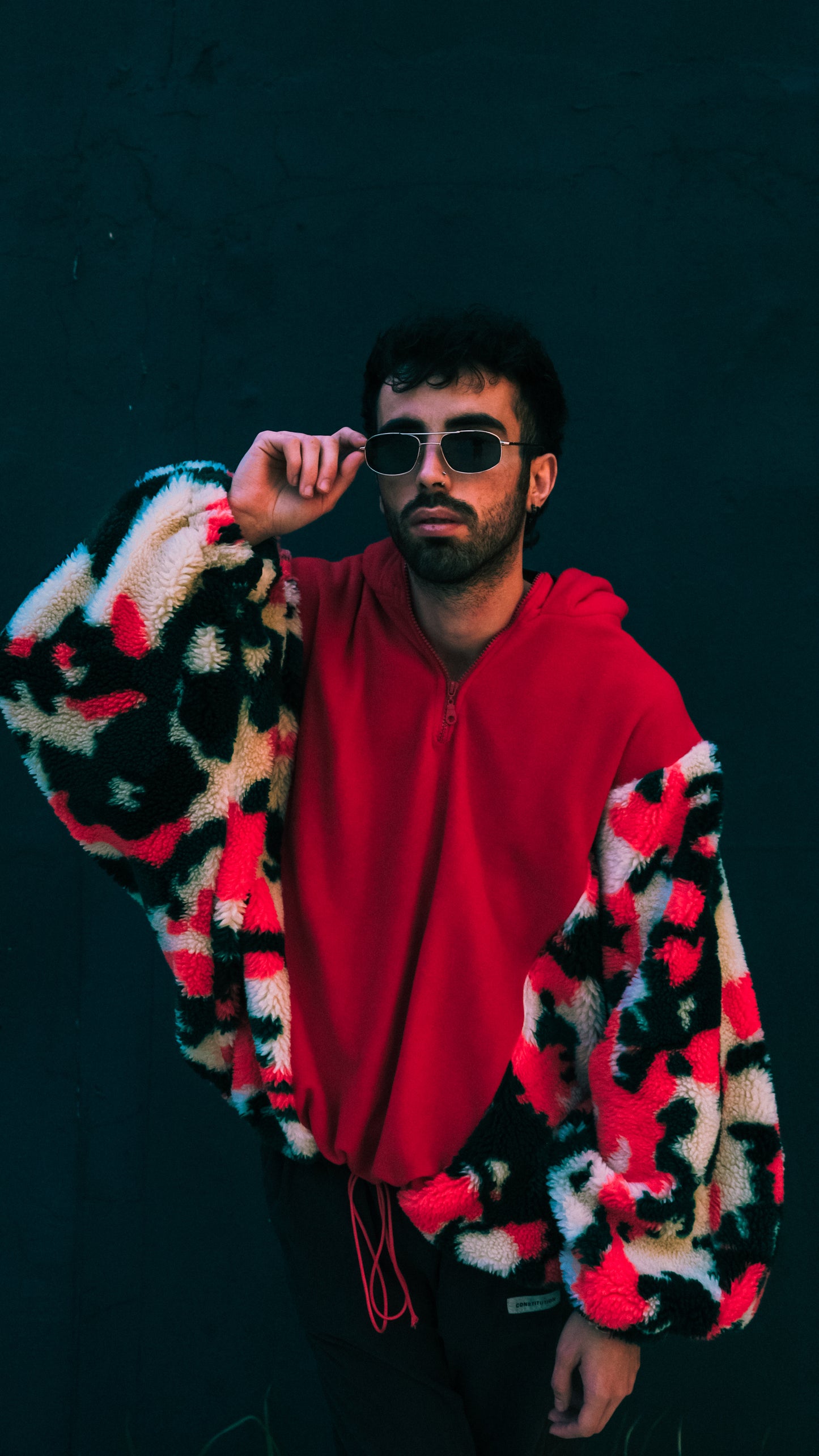 Kırmızı yara kol peluş sweatshirt