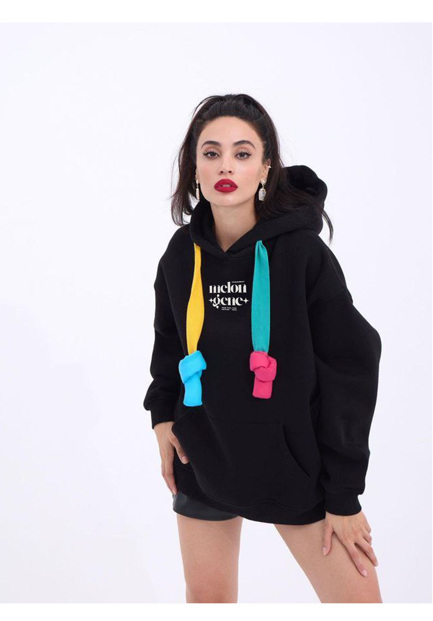 renkli ipler siyah hoodie