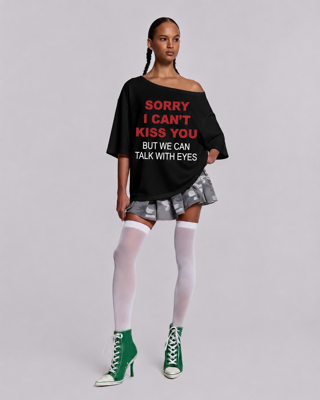 Sorry I can’t kiss you omuzu açık siyah tişört