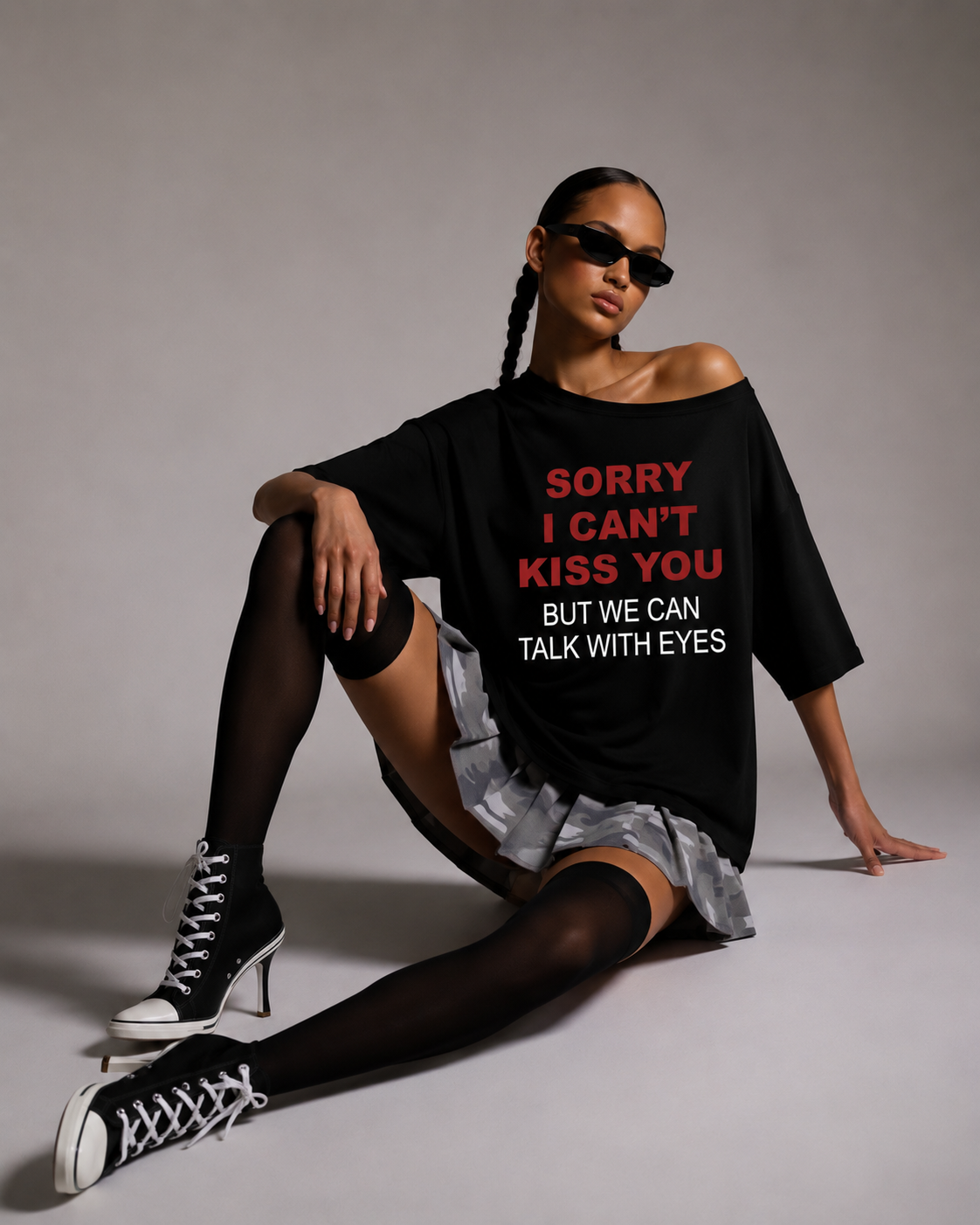 Sorry I can’t kiss you omuzu açık siyah tişört