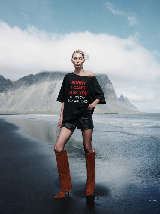 Sorry I can’t kiss you omuzu açık siyah tişört