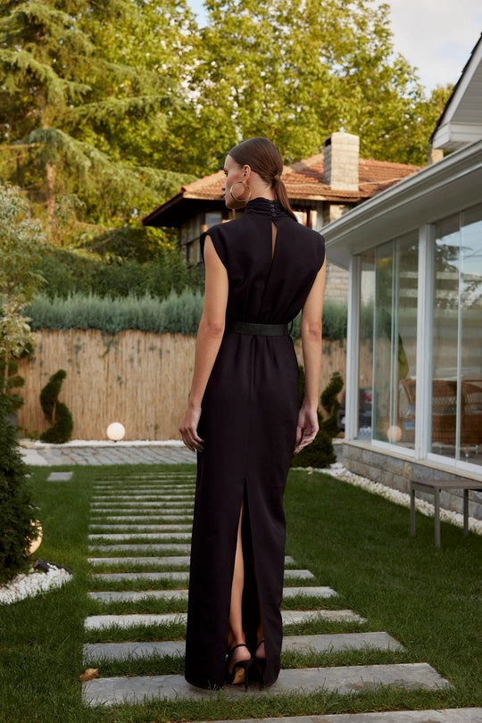 Dik Yaka Sırt Dekolteli Uzun Siyah Elbise - melongeneCo